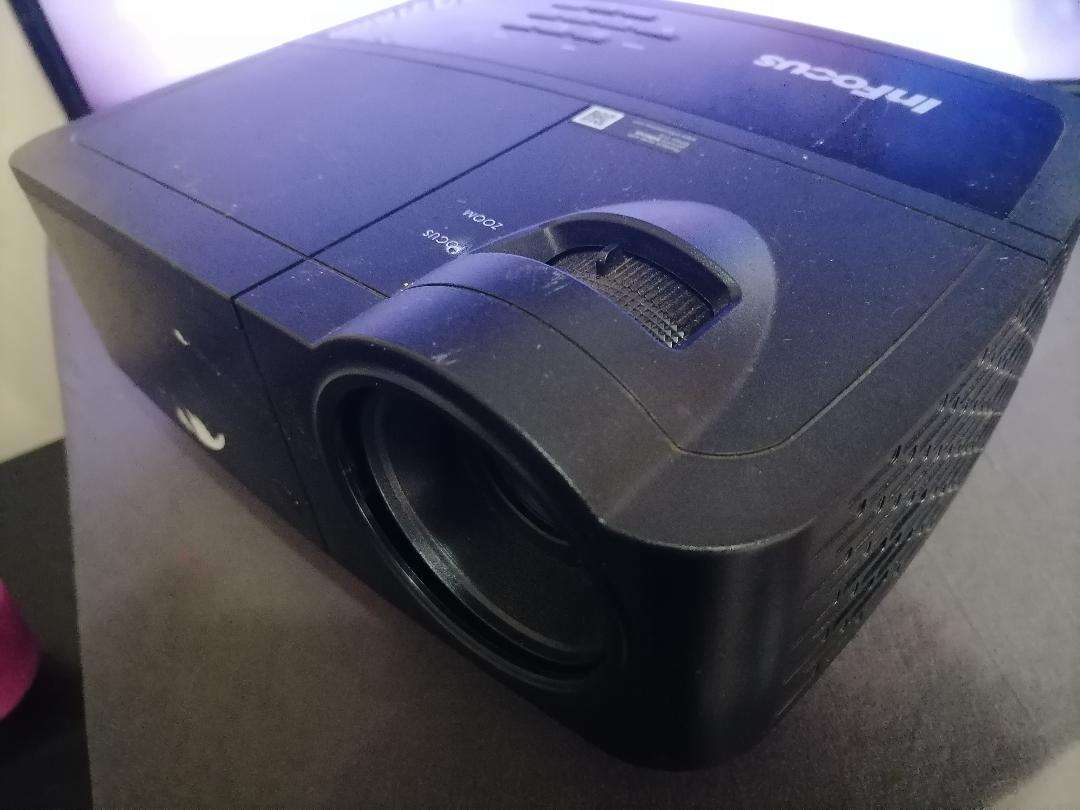 *DEFECTIVE*INFOCUS IN122A PROJECTOR*LIGHTS FLASHING*SOLD AS IS**