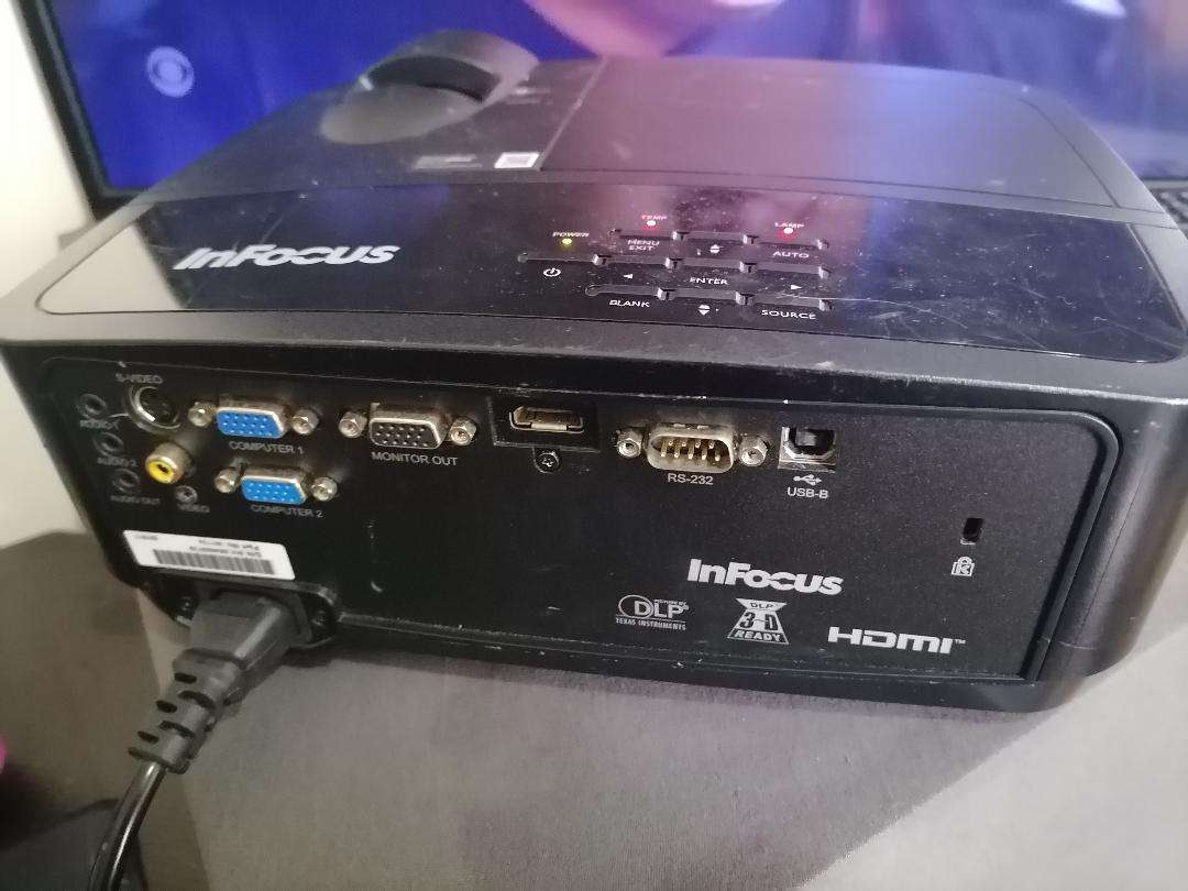 *DEFECTIVE*INFOCUS IN122A PROJECTOR*LIGHTS FLASHING*SOLD AS IS**