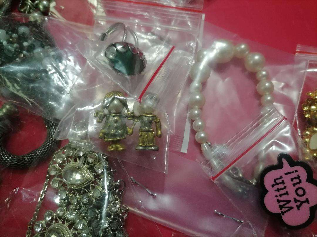 *WEEKEND SPECIAL*LOT OF BRAND NEW JEWLERY*ONE BID FOR LOT**POSSIBLE HIGH VALUE*ONE BID FOR THE LOT**