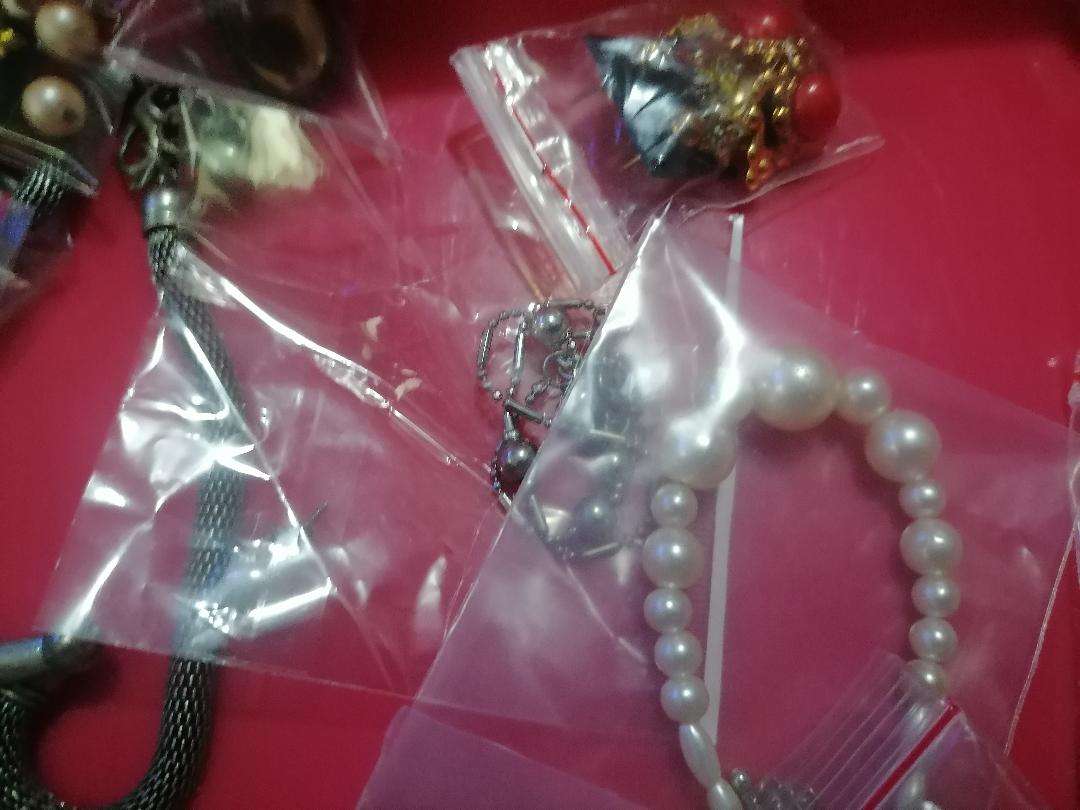 *WEEKEND SPECIAL*LOT OF BRAND NEW JEWLERY*ONE BID FOR LOT**POSSIBLE HIGH VALUE*ONE BID FOR THE LOT**