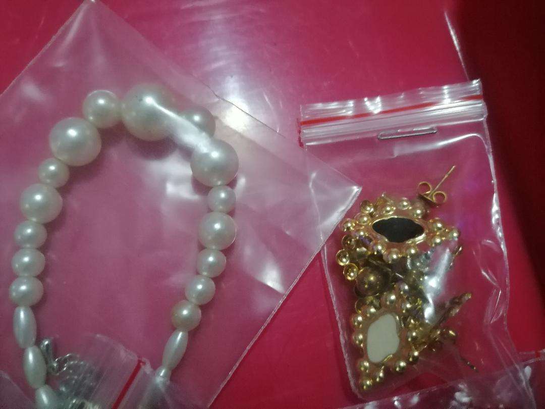 *WEEKEND SPECIAL*LOT OF BRAND NEW JEWLERY*ONE BID FOR LOT**POSSIBLE HIGH VALUE*ONE BID FOR THE LOT**