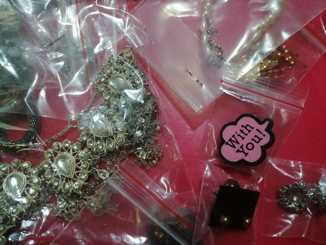 *WEEKEND SPECIAL*LOT OF BRAND NEW JEWLERY*ONE BID FOR LOT**POSSIBLE HIGH VALUE*ONE BID FOR THE LOT**