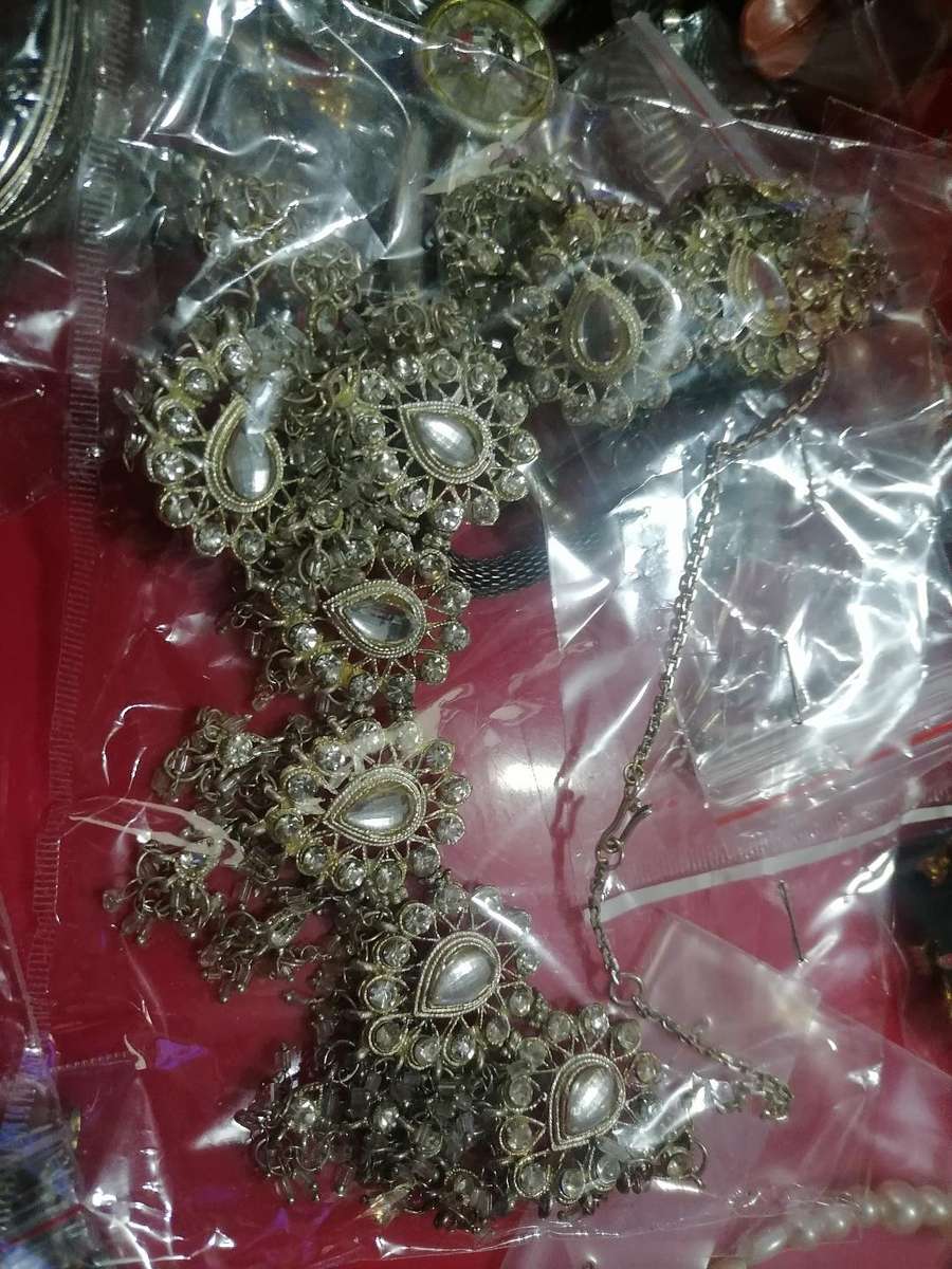 *WEEKEND SPECIAL*LOT OF BRAND NEW JEWLERY*ONE BID FOR LOT**POSSIBLE HIGH VALUE*ONE BID FOR THE LOT**