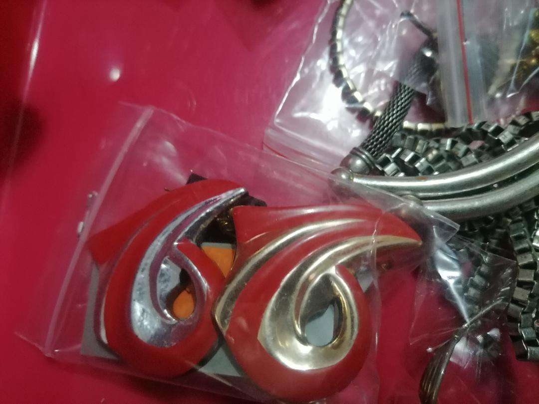 *WEEKEND SPECIAL*LOT OF BRAND NEW JEWLERY*ONE BID FOR LOT**POSSIBLE HIGH VALUE*ONE BID FOR THE LOT**