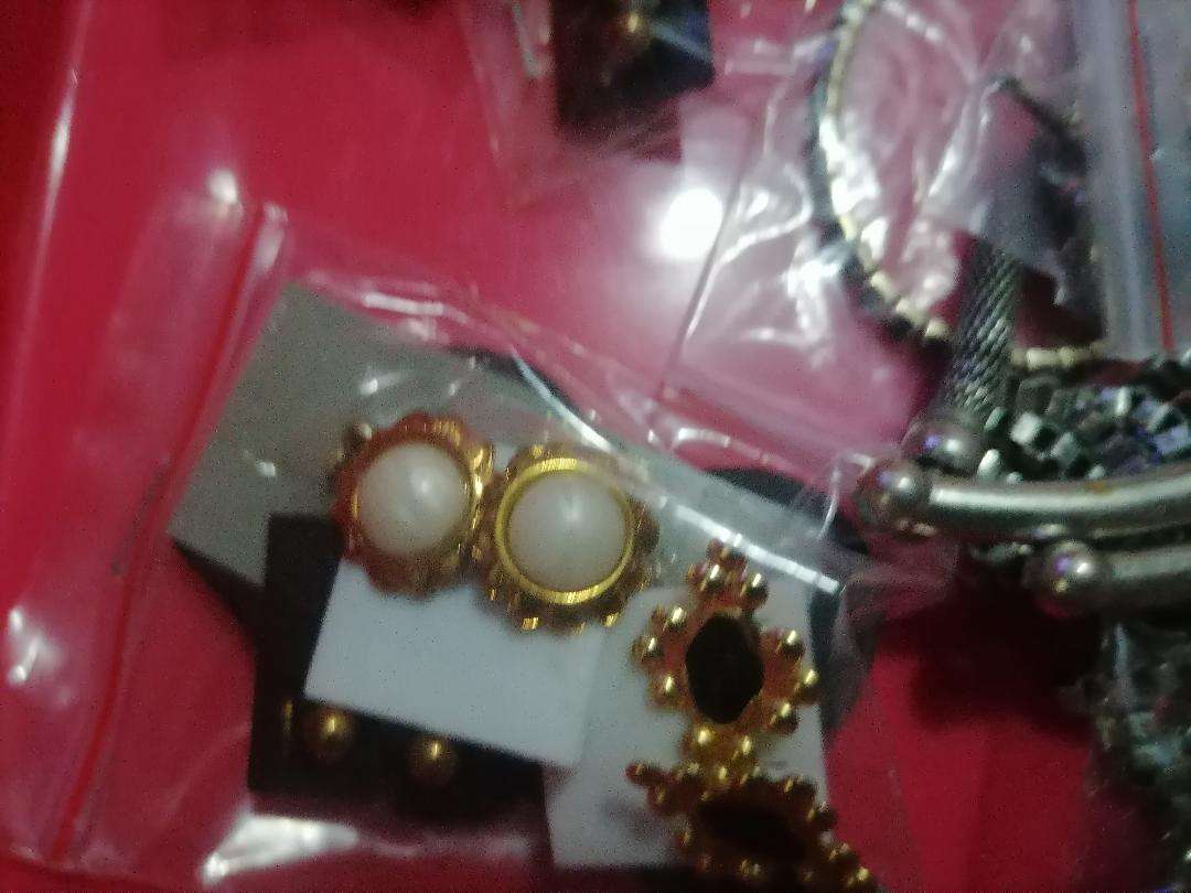 *WEEKEND SPECIAL*LOT OF BRAND NEW JEWLERY*ONE BID FOR LOT**POSSIBLE HIGH VALUE*ONE BID FOR THE LOT**