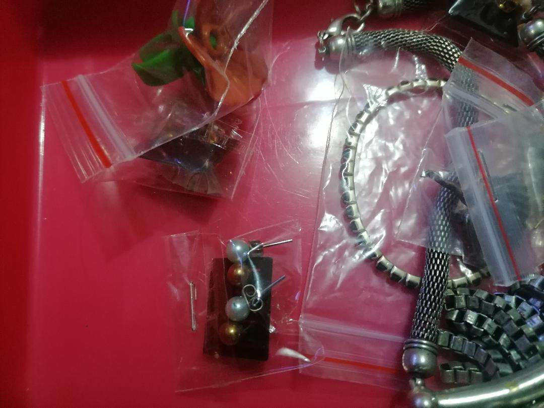 *WEEKEND SPECIAL*LOT OF BRAND NEW JEWLERY*ONE BID FOR LOT**POSSIBLE HIGH VALUE*ONE BID FOR THE LOT**