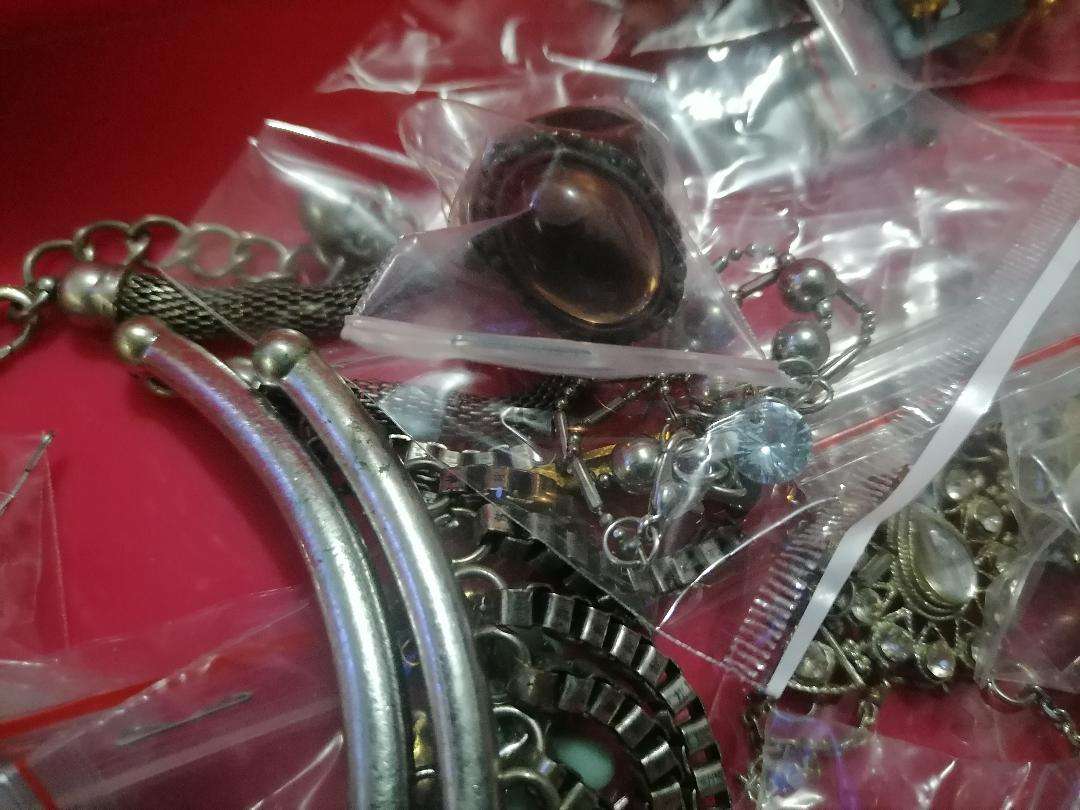 *WEEKEND SPECIAL*LOT OF BRAND NEW JEWLERY*ONE BID FOR LOT**POSSIBLE HIGH VALUE*ONE BID FOR THE LOT**