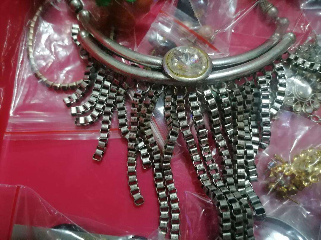 *WEEKEND SPECIAL*LOT OF BRAND NEW JEWLERY*ONE BID FOR LOT**POSSIBLE HIGH VALUE*ONE BID FOR THE LOT**