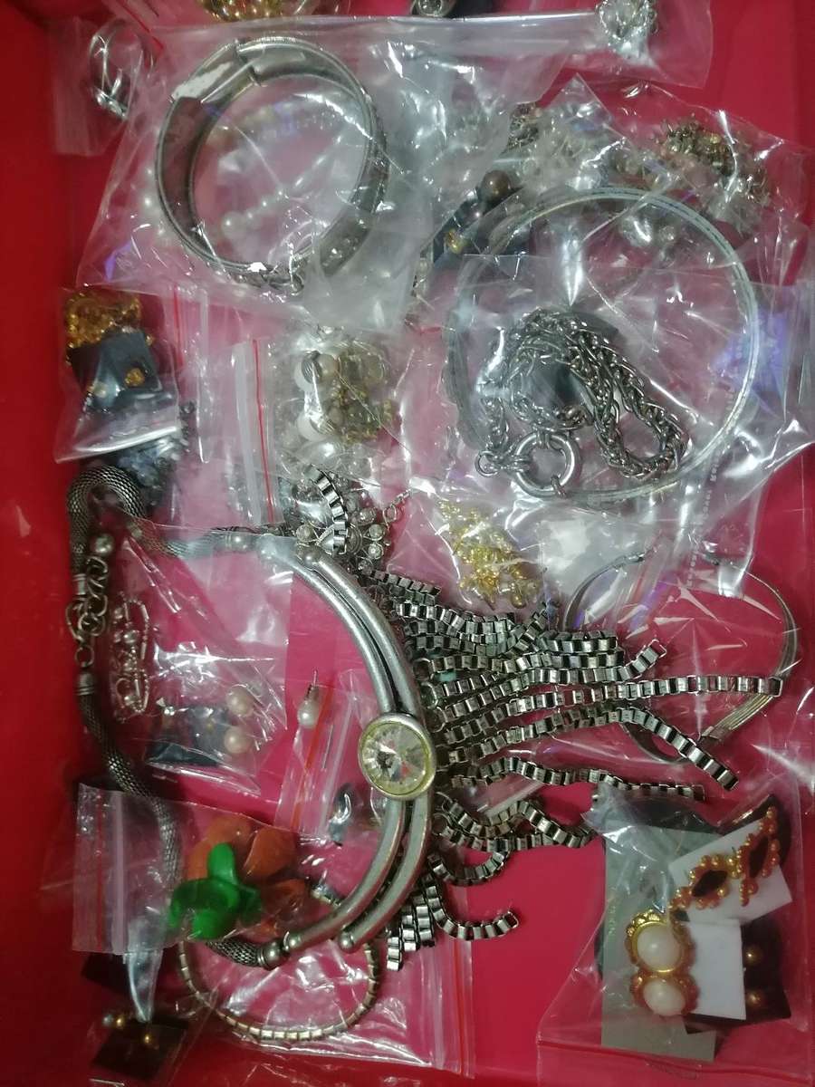 *WEEKEND SPECIAL*LOT OF BRAND NEW JEWLERY*ONE BID FOR LOT**POSSIBLE HIGH VALUE*ONE BID FOR THE LOT**