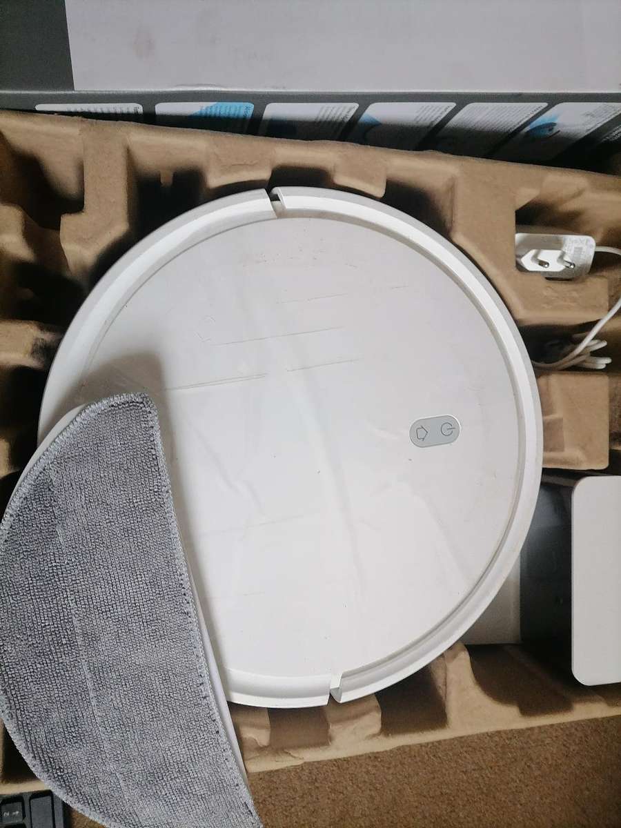 **XIOMI E10 SMART ROBOT VAC/MOP,CHARGING STATION IN BOX***
