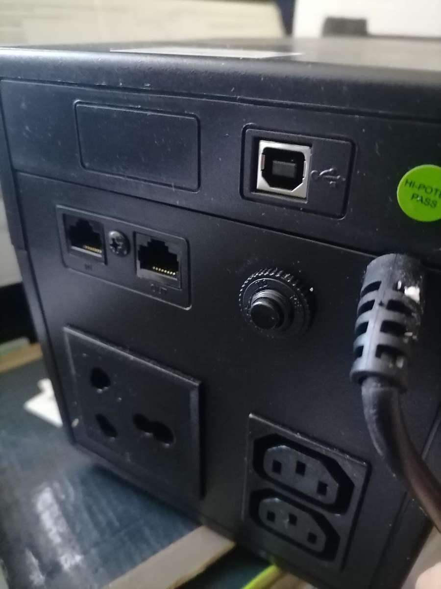 NEW GI-COM 1200VA UPS IN BOX WITH POWER CABLE*BOX DAMAGE*