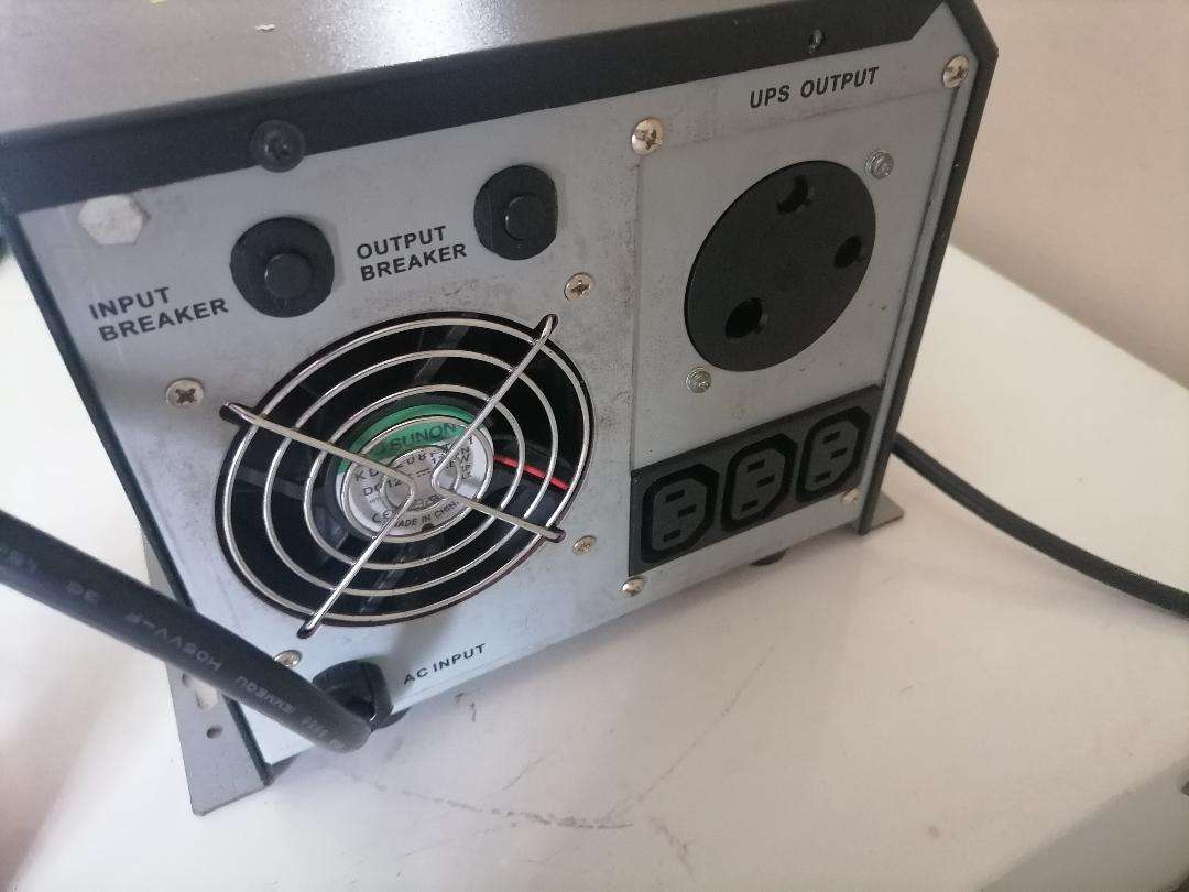 HOFFMAN BACKUP POWER INVERTER. INVISIMO-3200/2000W 24 VAULT*WORKING*