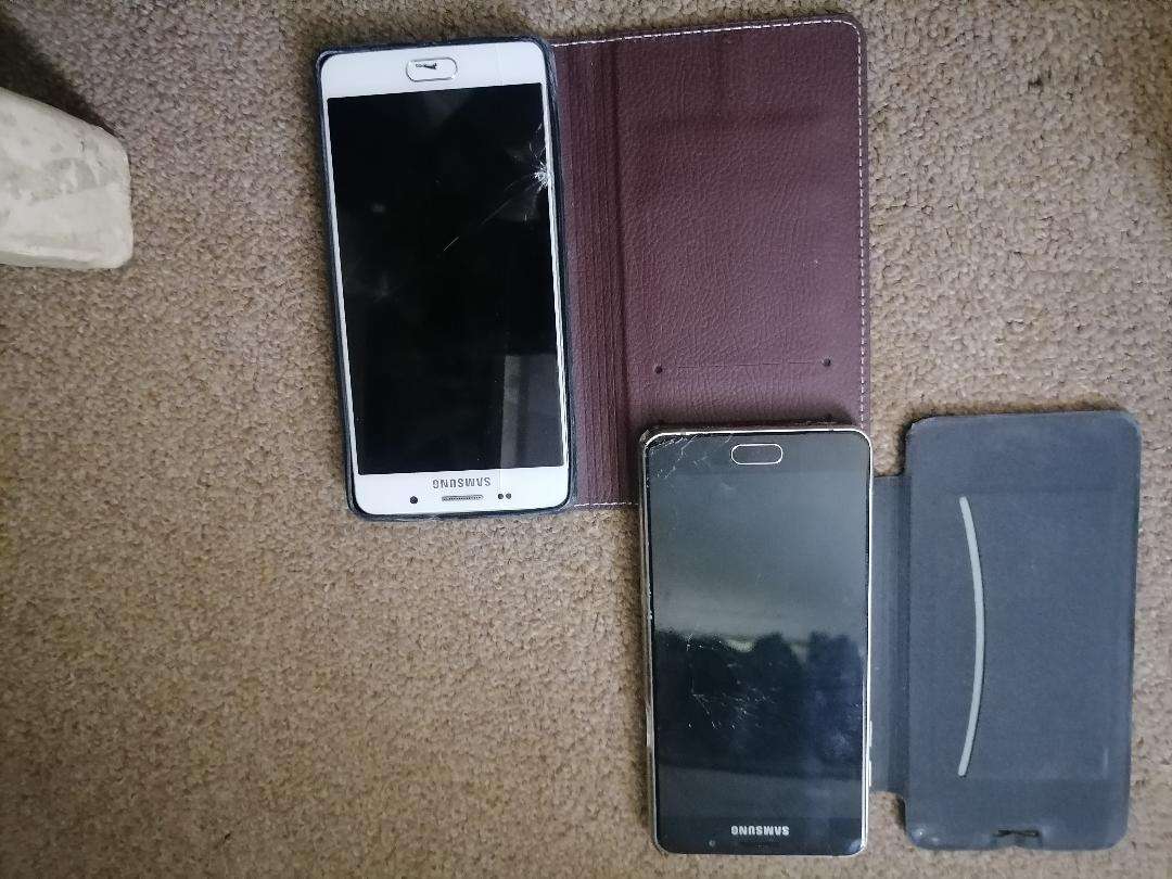 2 x Defective Samsung A5 Cell Phones - One Bid for Both