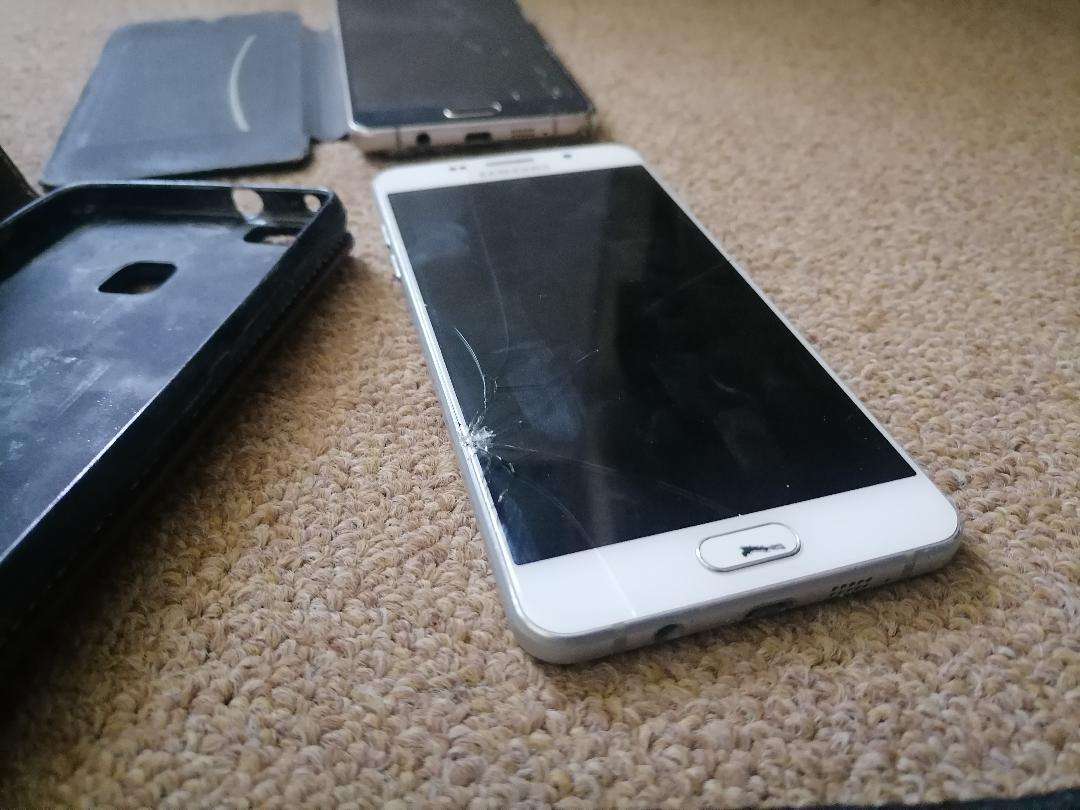 2 x Defective Samsung A5 Cell Phones - One Bid for Both
