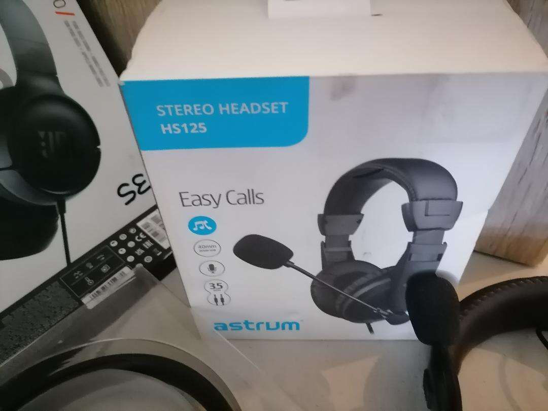 Lot of defective electronics - one bid for the lot as per pics