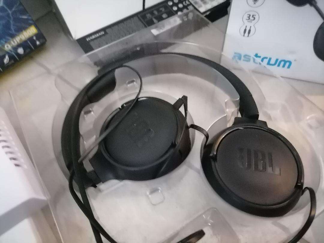 Lot of defective electronics - one bid for the lot as per pics