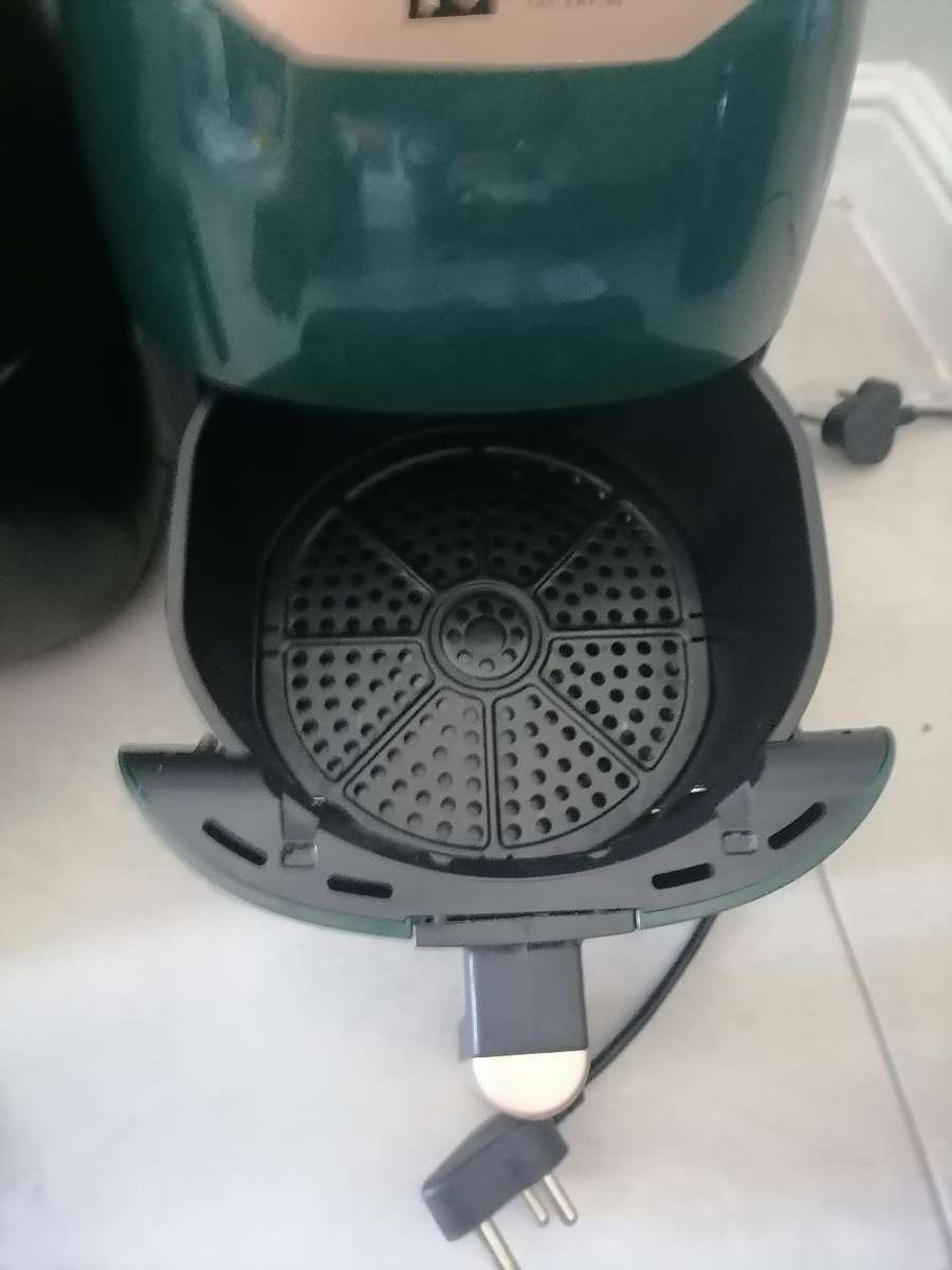 *LOT OF 2 X DEFECTIVE REICH AIR FRYERS*ONE BID FOR BOTH*THEY DO NOT POWER ON