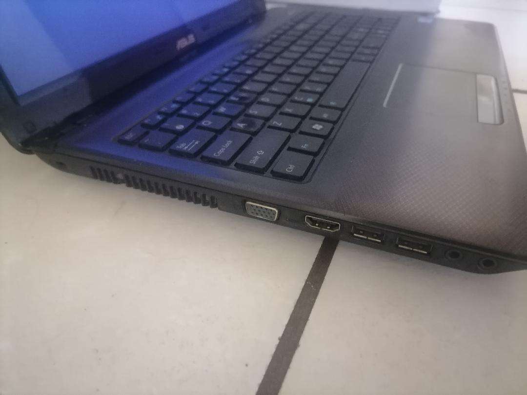 YEAR END CLEARANCE SALE*ASUS K52F I3 LAPTOP*4GB RAM, 1TB HDD*POWERS ON AND OFF*SOLD AS IS*