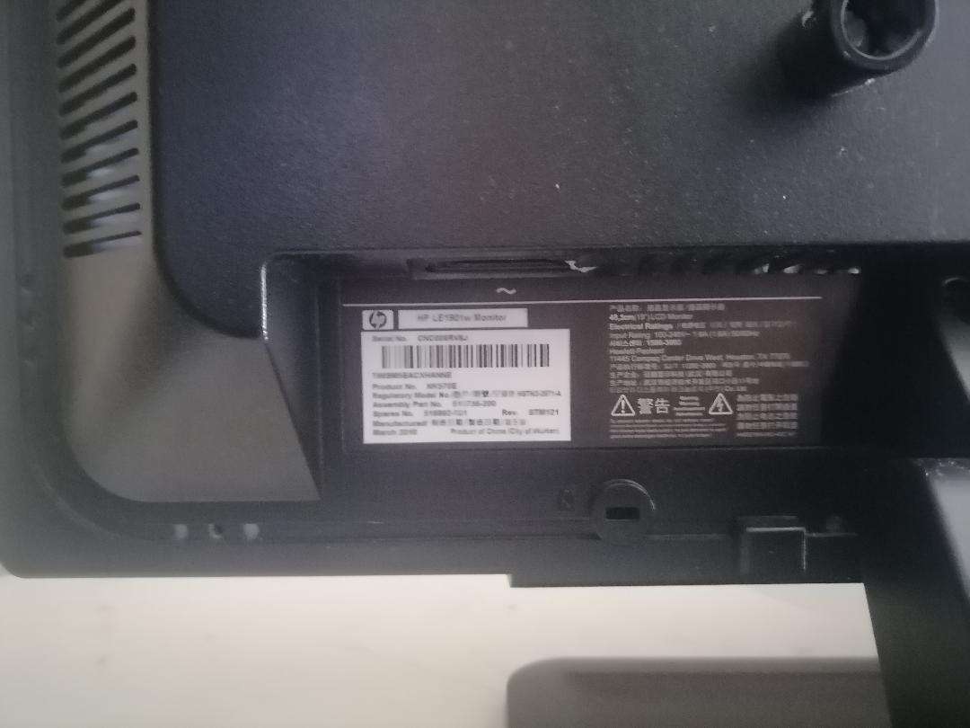 Lot of 3 x working PC screens, one bid for the lot of 3