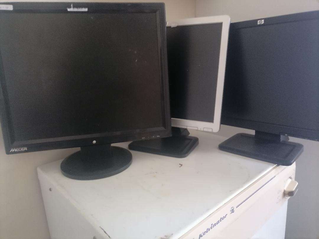 Lot of 3 x working PC screens, one bid for the lot of 3