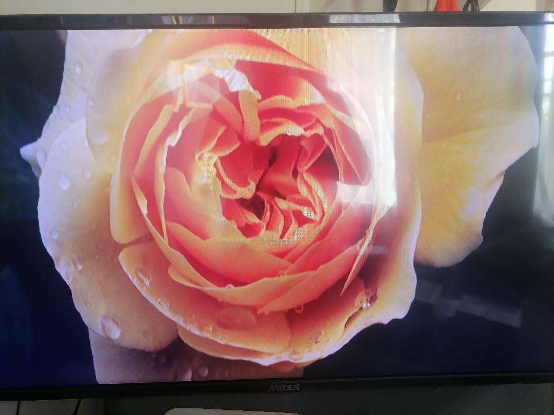 Apple A1218 TV Streaming Box with Remote and Cables in Box