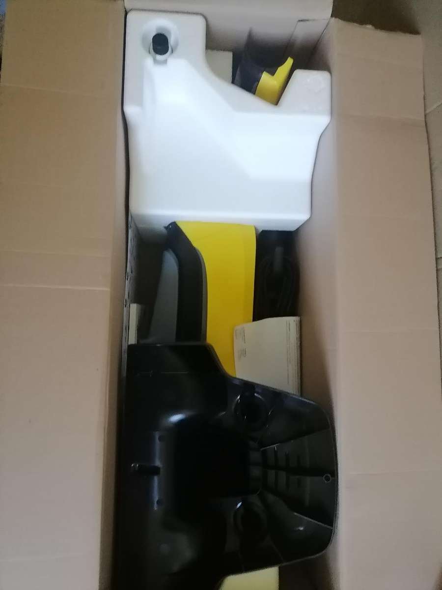New Karcher Hard floor cleaner/Vacuum and Mop Upright 460 W FC5 in box with accessories