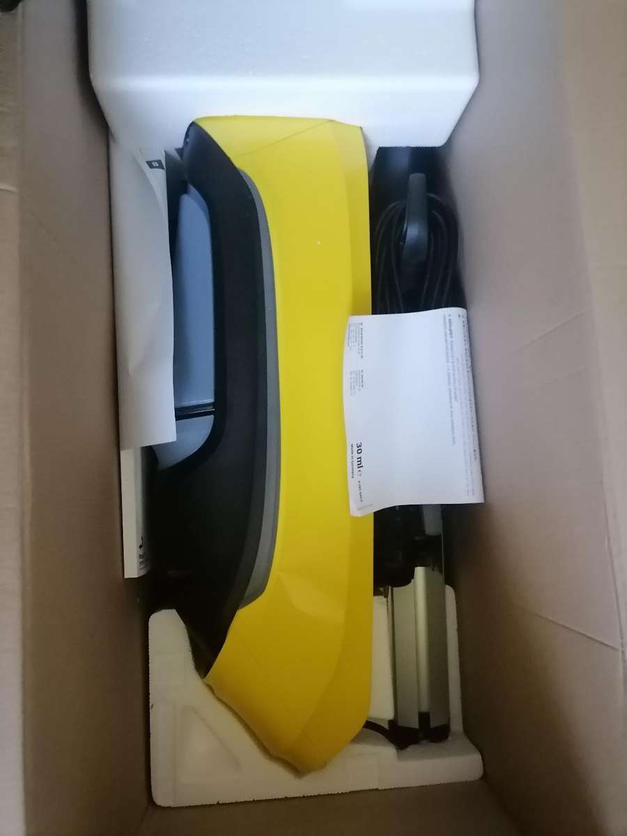 New Karcher Hard floor cleaner/Vacuum and Mop Upright 460 W FC5 in box with accessories