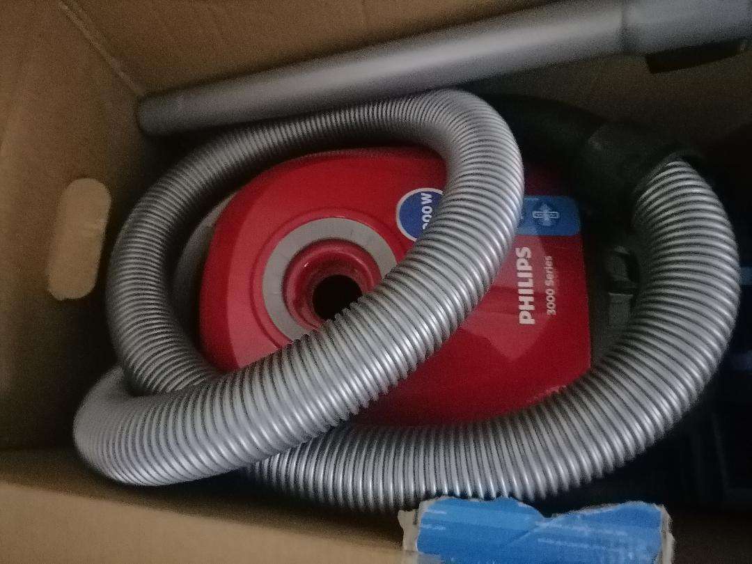 Philips Series 3000 Bagged Cylinder Vacuum Cleaner in box