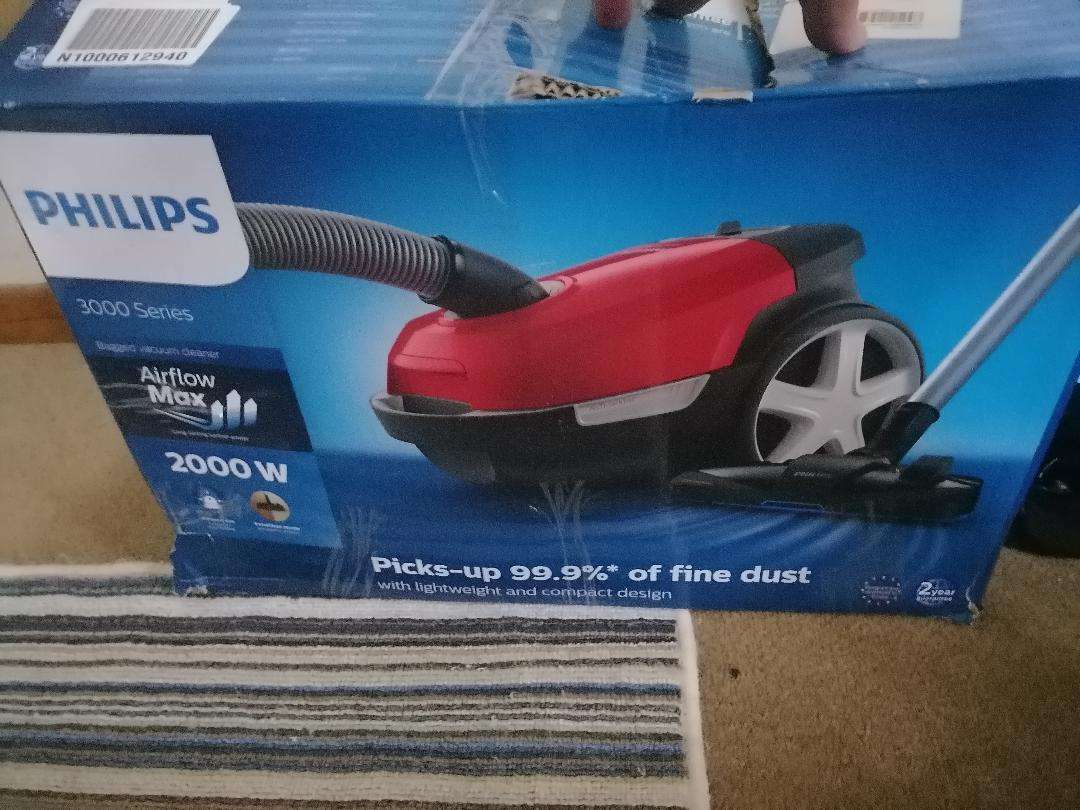Philips Series 3000 Bagged Cylinder Vacuum Cleaner in box
