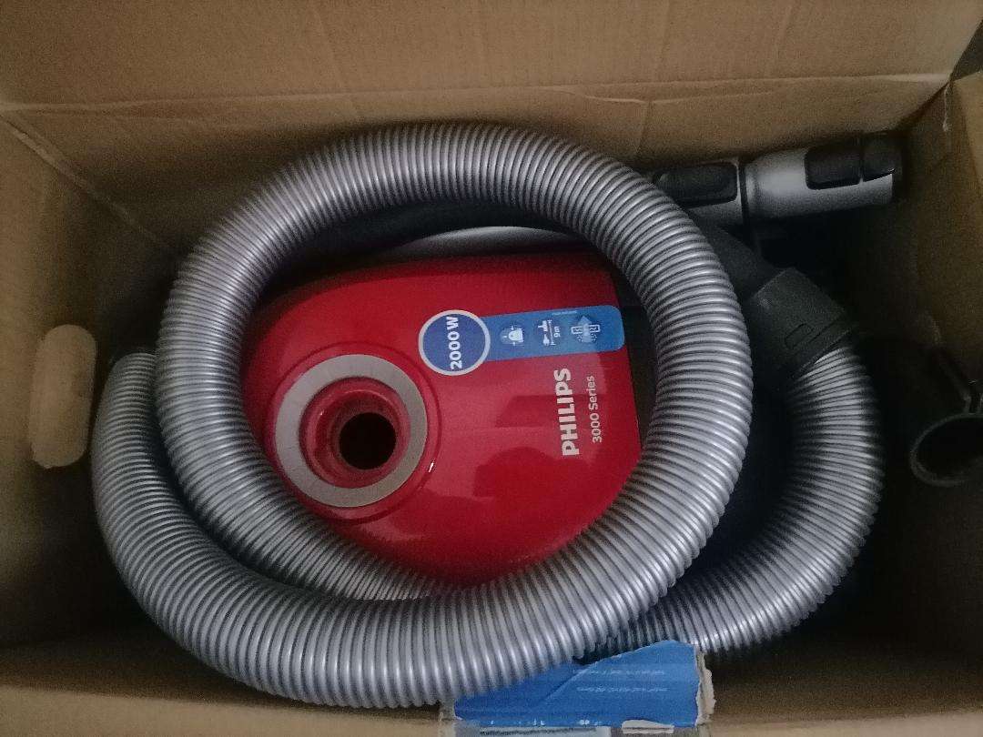 Philips Series 3000 Bagged Cylinder Vacuum Cleaner in box