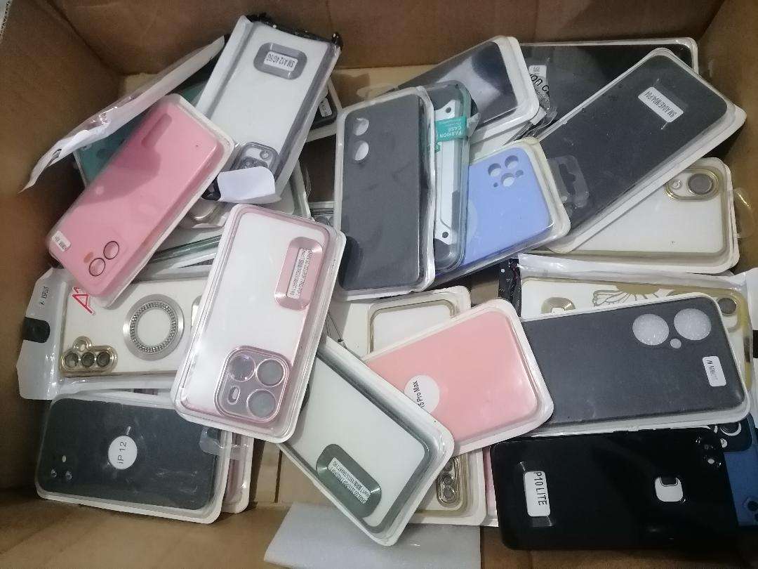 LOT OF +-40 NEW CELLPHONE COVERS