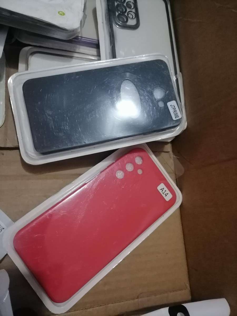 LOT OF +-40 NEW CELLPHONE COVERS