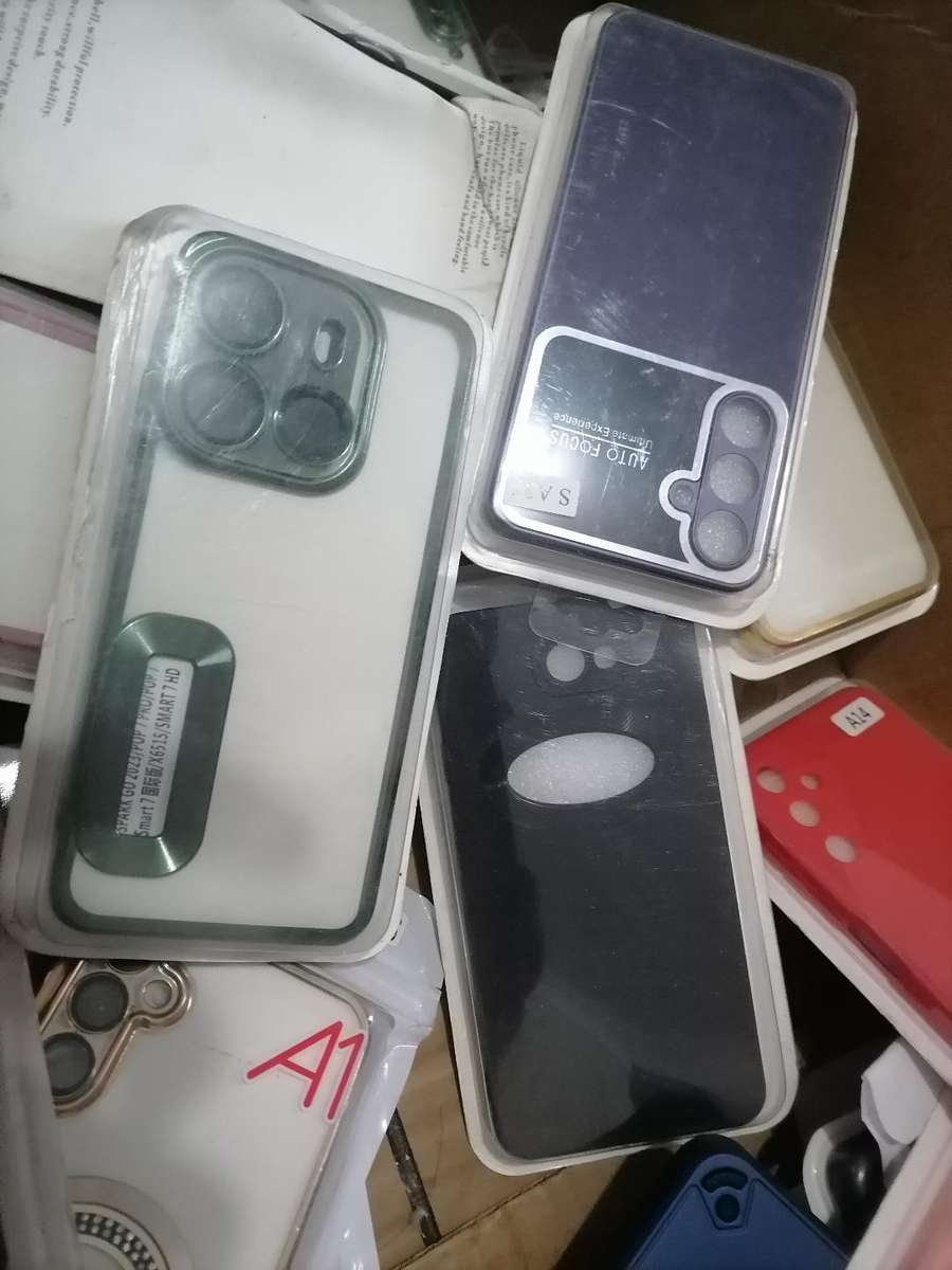 LOT OF +-40 NEW CELLPHONE COVERS