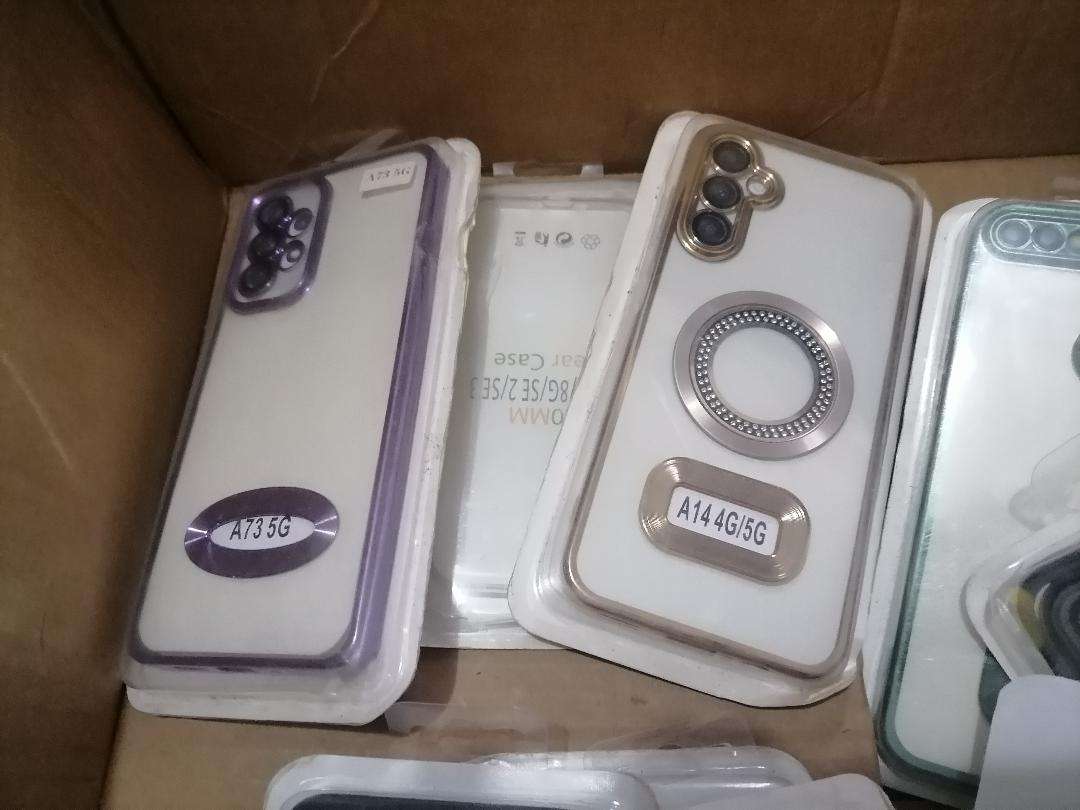 LOT OF +-40 NEW CELLPHONE COVERS