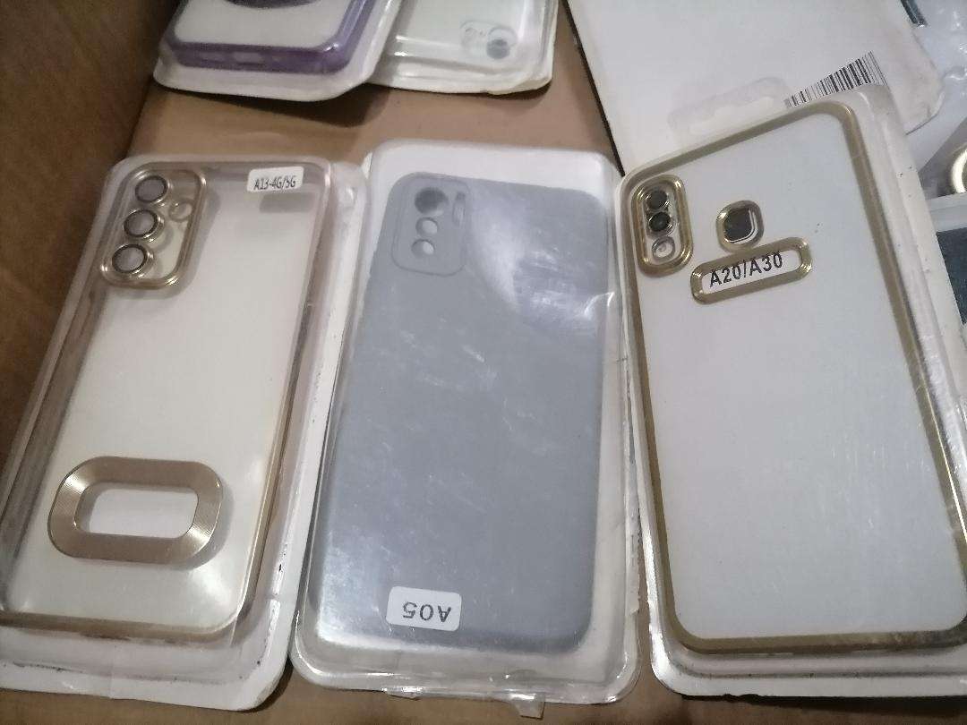 LOT OF +-40 NEW CELLPHONE COVERS