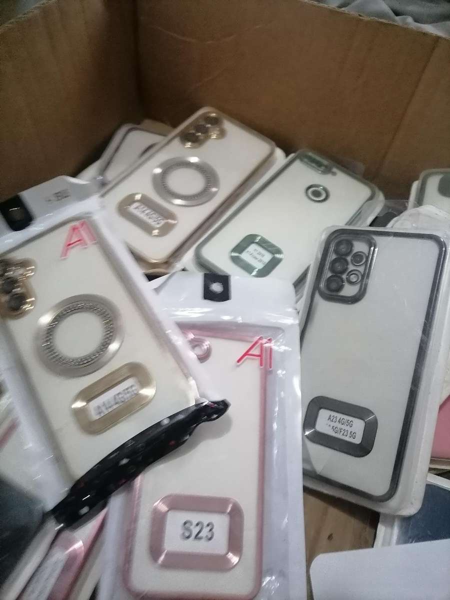 LOT OF +-40 NEW CELLPHONE COVERS