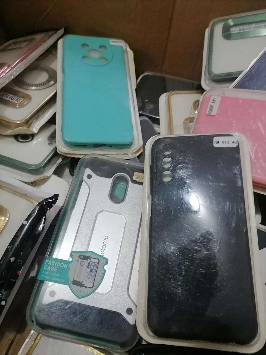 LOT OF +-40 NEW CELLPHONE COVERS