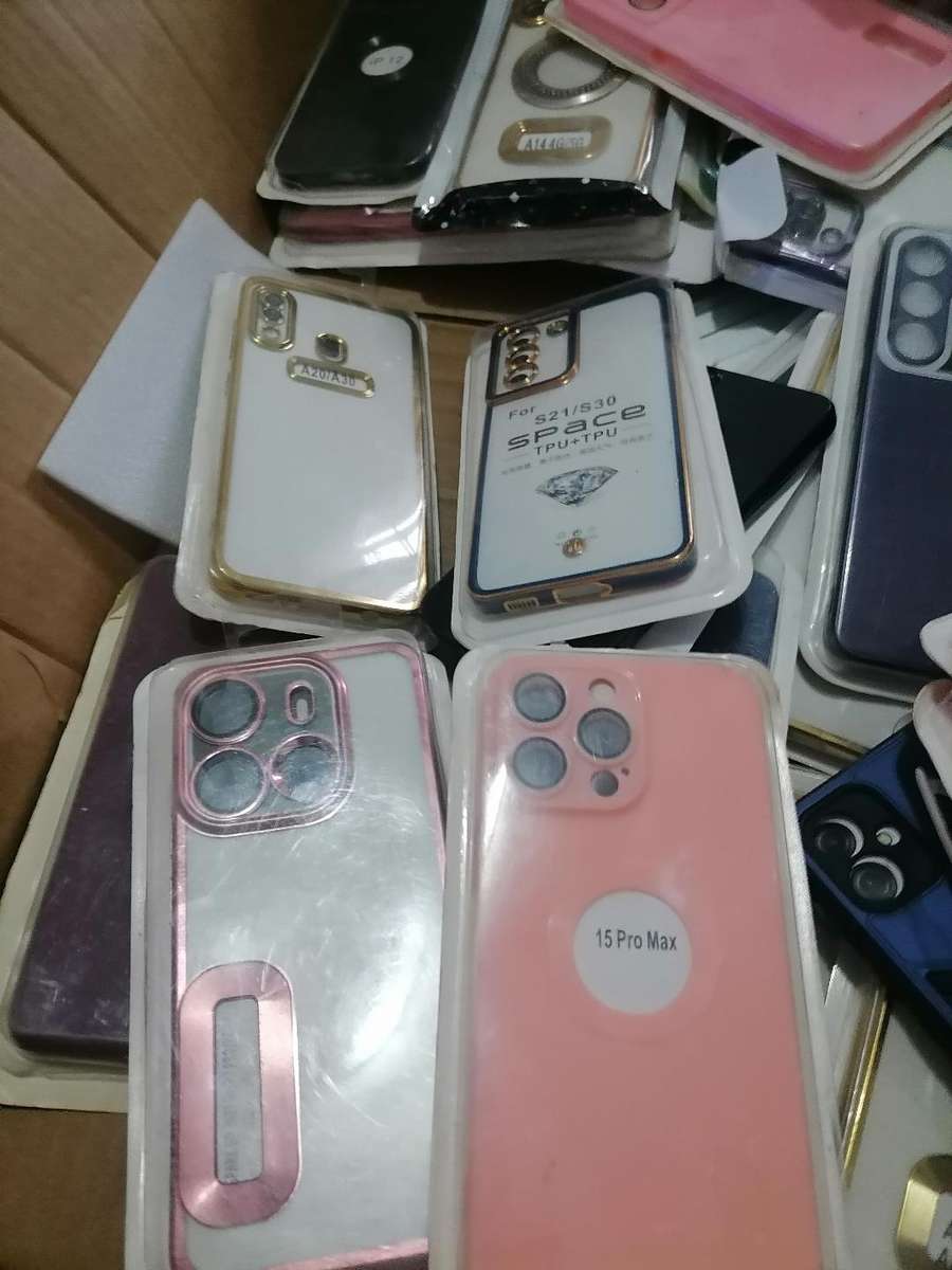 LOT OF +-40 NEW CELLPHONE COVERS