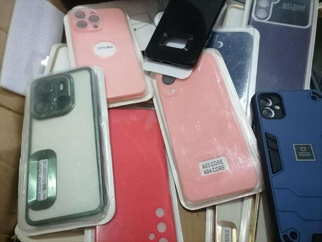 LOT OF +-40 NEW CELLPHONE COVERS