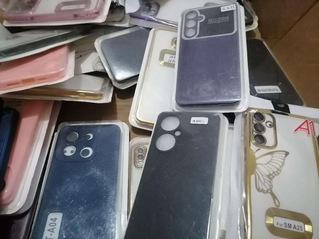 LOT OF +-40 NEW CELLPHONE COVERS