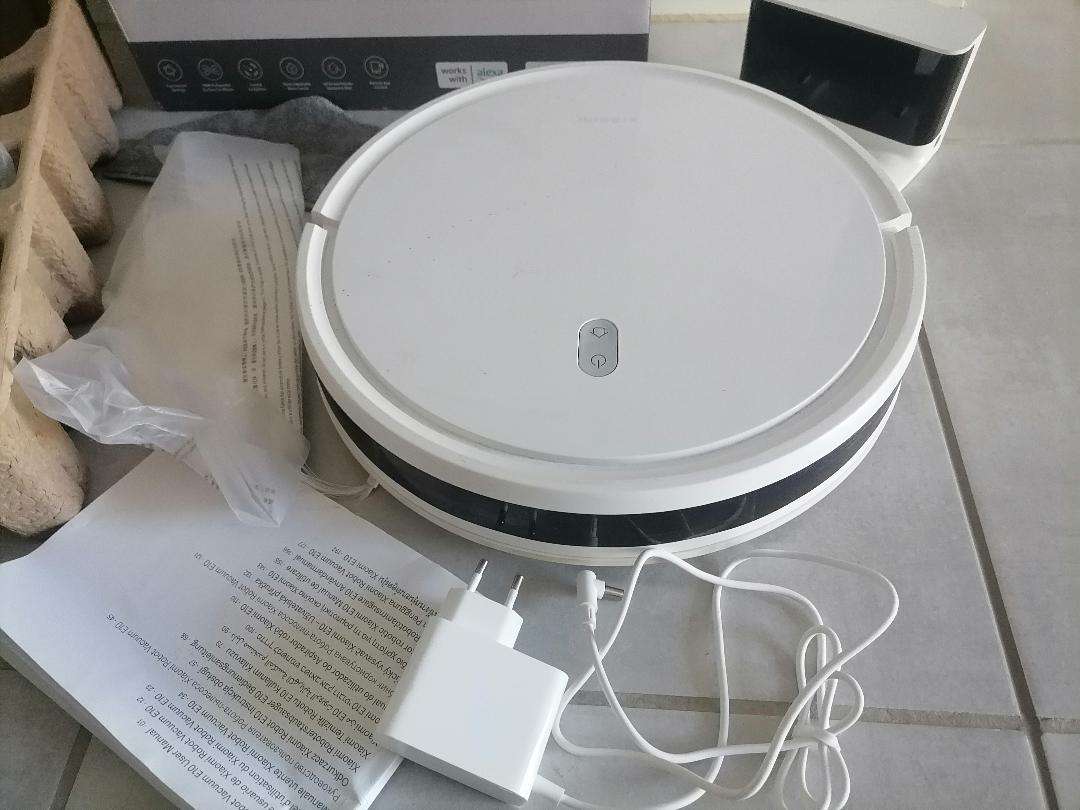 Defective Xiaomi E10 Smart Robot Vac/Mop, Charging Station in Box