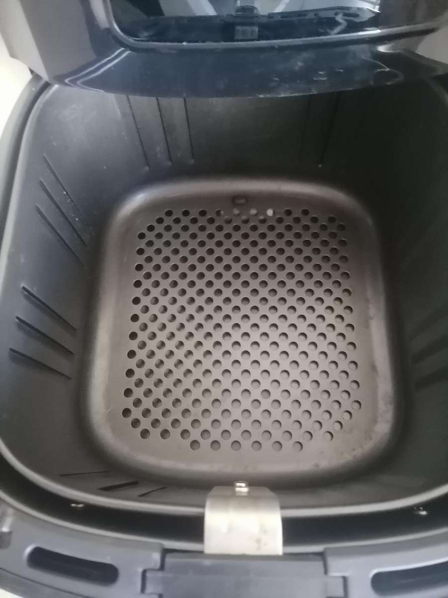 *DEFECTIVE HISENSE  AIR FRYER IN BOX(POWERS ON AND OFF)