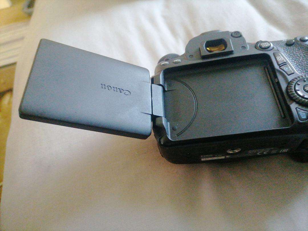 CANON EOS D70 CAMERA*LOOKS NEW*NO BATTERY*NOT TESTED*