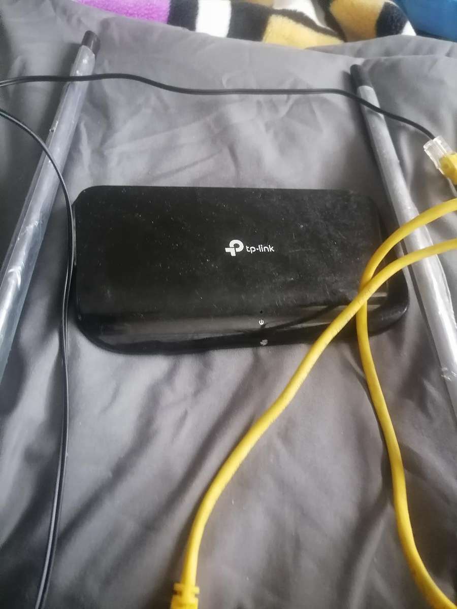 Electronic lot*tp link wif router+gigabit switch