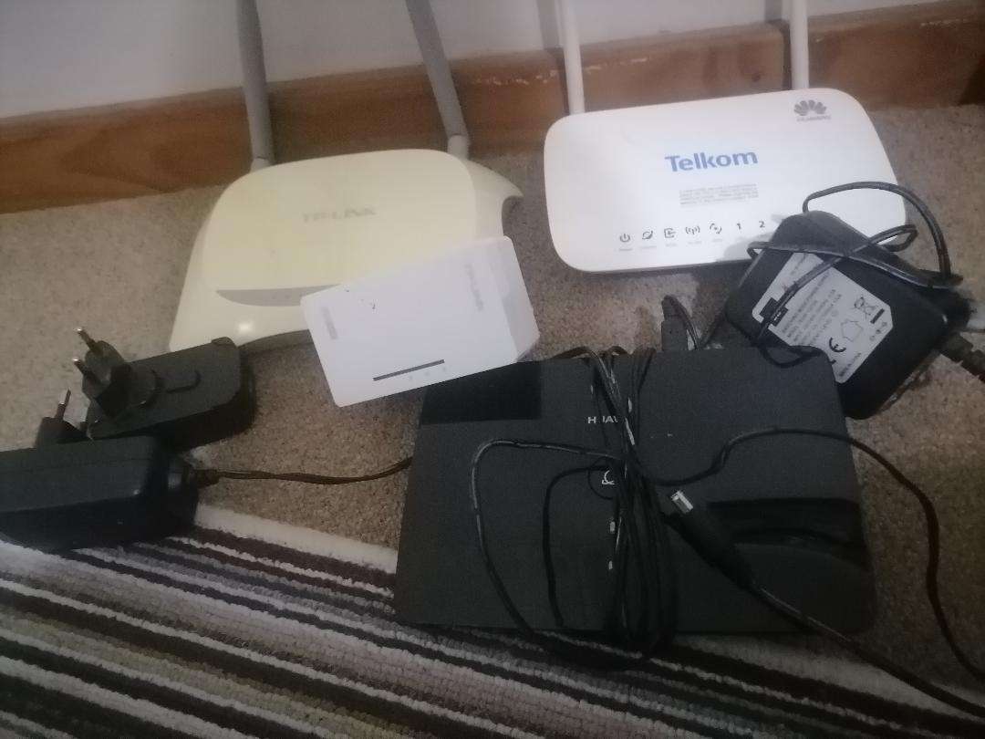 BULK LOT OF WIFI/3G ROUTERS,RANGER EXTENDER ETC*ONE BID FOR THE LOT*