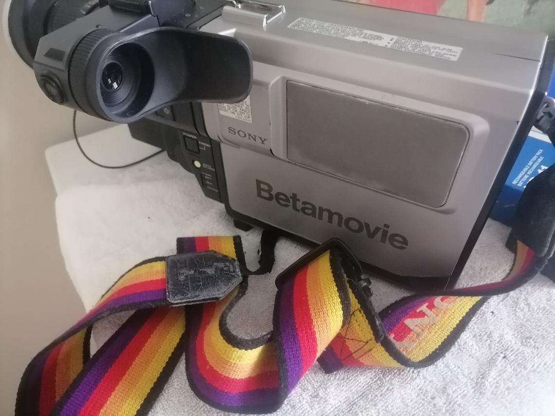 Vintage Sony Betamovie BMC-100P VIDEO CAMERA in box with batteries