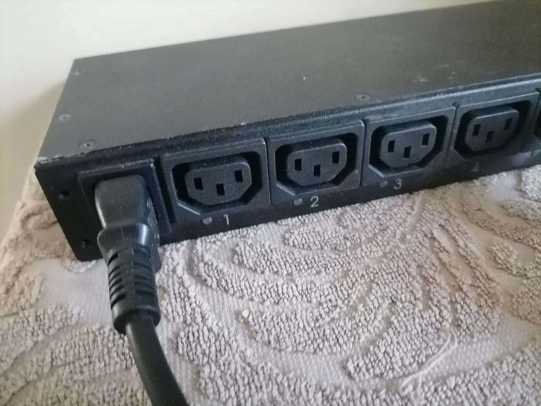 *APC 15 SWITHCED RACK WITH POWER SUPPLY, ADAPTERS,LCD DISPLAY*WORKING