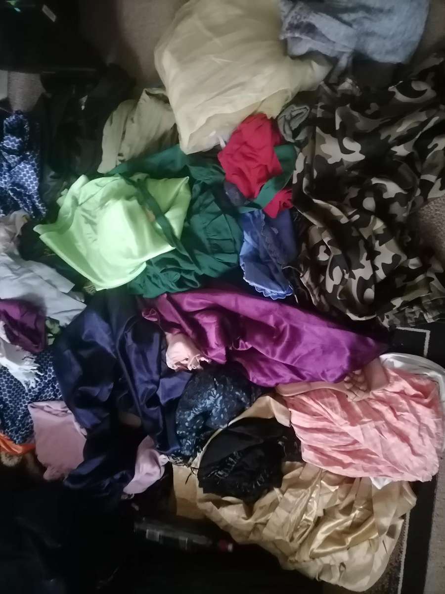 STORAGE CLEARANCE*LARGE LOT OF WOMANS CLOTHING*