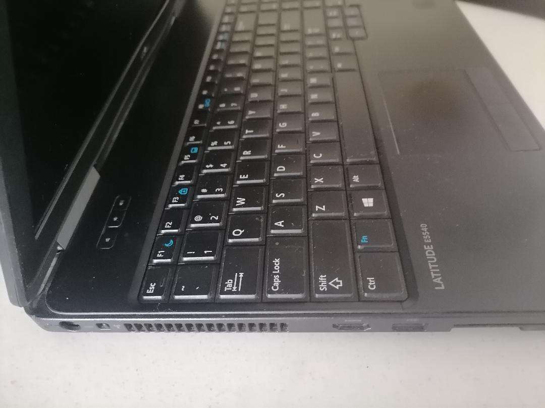 *LAPTOP CLEARANCE**i7 DELL LATITUDE E5540 LAPTOP*POWERS ON AND OFF*