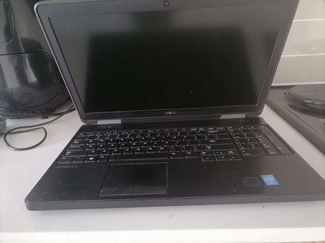 *LAPTOP CLEARANCE**i7 DELL LATITUDE E5540 LAPTOP*POWERS ON AND OFF*